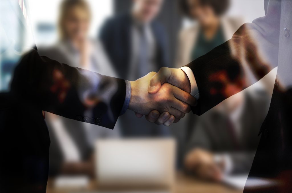 Expertise IAA Développement mains séerrées
