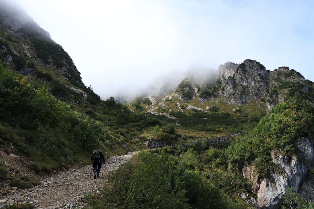 randonneur dans la montagne
